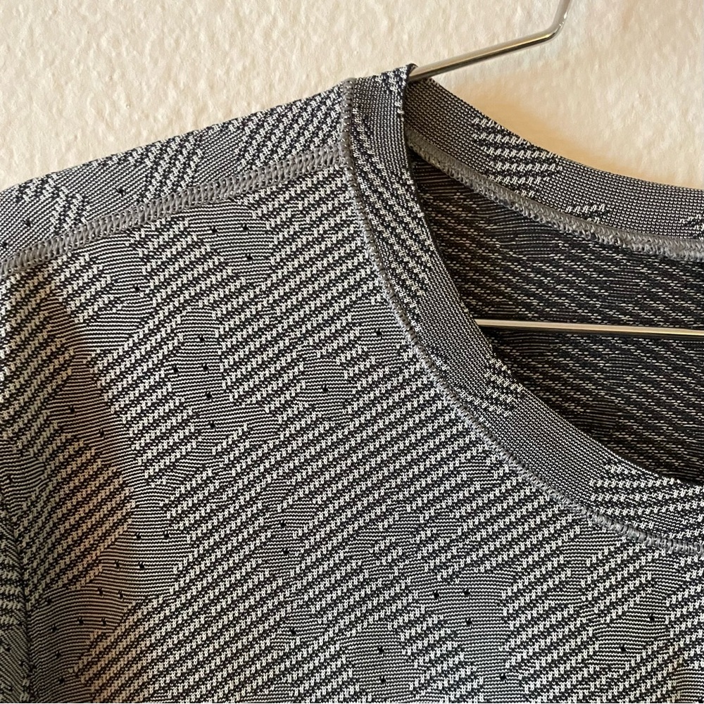 Men’s Lululemon, Limited Print, Graphite Grey, Metal Vent Breathe Tee, MSRP $88 - Picture 6 of 7